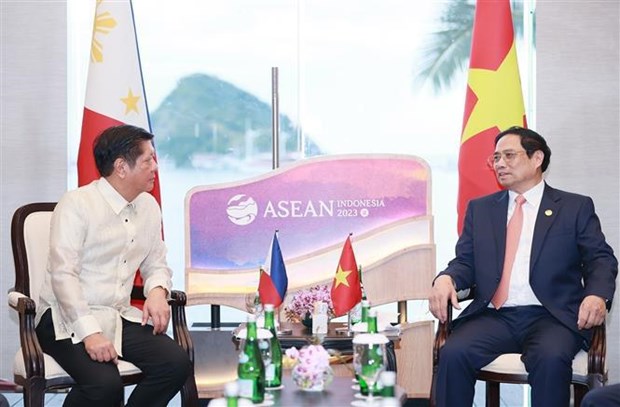 第42届东盟峰会：越南政府总理范明政会见菲律宾总统马科斯 hinh anh 1