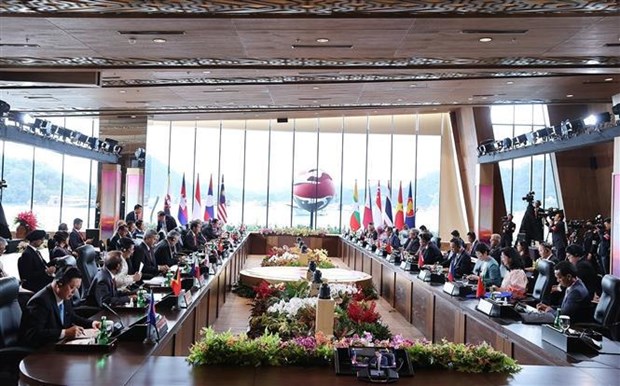 第42届东盟峰会：范明政总理出席各场对话会 hinh anh 2