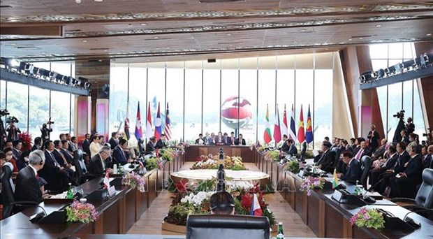 第42届东盟峰会：再次重申维持和促进东海和平、航行与飞越安全和自由的重要性 hinh anh 1