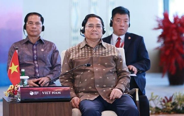 第42届东盟峰会：范明政总理出席非正式会议并发表重要讲话 圆满结束访问印尼之旅 hinh anh 2