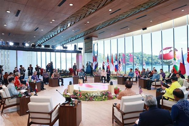第42届东盟峰会：范明政总理出席非正式会议并发表重要讲话 圆满结束访问印尼之旅 hinh anh 1