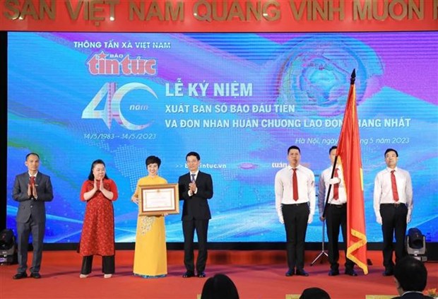 越南信息报举行创刊40周年纪念活动 hinh anh 1