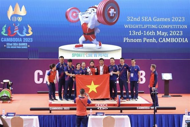 第32届东运会第十日：越南击剑运动员、举重、电子竞技队获得佳绩 hinh anh 2