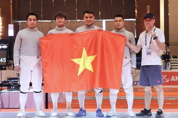 第32届东运会第十日：越南击剑运动员、举重、电子竞技队获得佳绩 hinh anh 1
