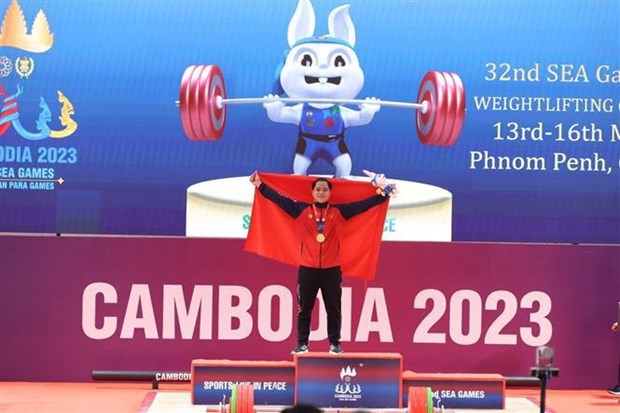 第32届东运会：越南举重运动员阮国全打破3项运动会记录夺金 hinh anh 1