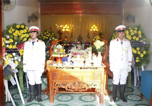 96具在老牺牲的越南烈士遗骸交接和归宿仪式在老挝川圹省举行 hinh anh 2