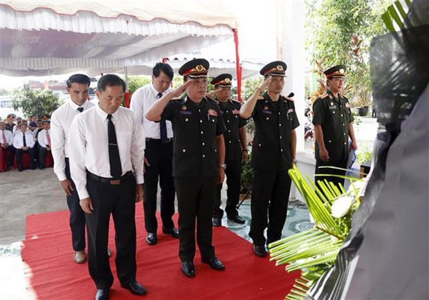 96具在老牺牲的越南烈士遗骸交接和归宿仪式在老挝川圹省举行 hinh anh 1