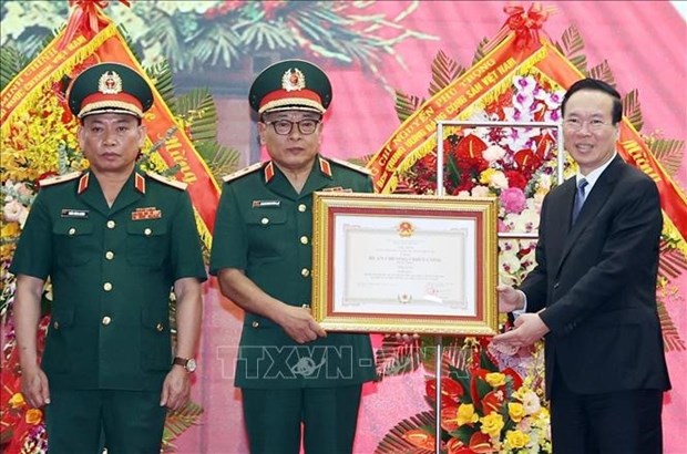 越南国家主席武文赏向国防部第二号总局授予一等军功勋章 hinh anh 2