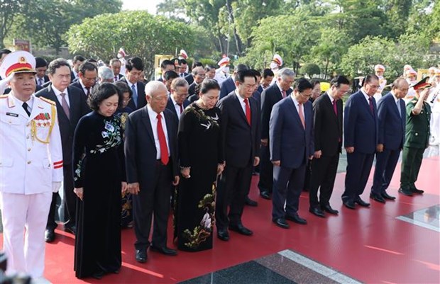 庆祝5.19胡志明主席诞辰日：越南党和国家领导人入陵瞻仰胡志明主席遗容 hinh anh 2