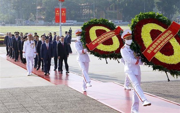 庆祝5·19胡志明主席诞辰日：越南党和国家领导人入陵瞻仰胡志明主席遗容 hinh anh 1