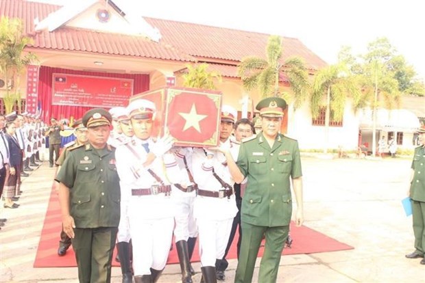 16名在老挝牺牲的越南专家和志愿军烈士遗骸归国交接仪式在老挝沙拉湾省举行 hinh anh 1