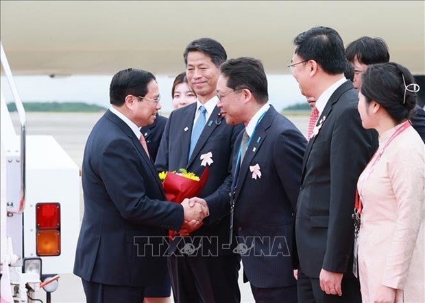 越南政府总理范明政抵达广岛 开始出席G7峰会并对日本进行访问 hinh anh 2