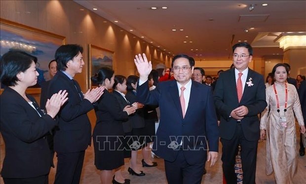 越南政府总理范明政抵达广岛 开始出席G7峰会并对日本进行访问 hinh anh 1