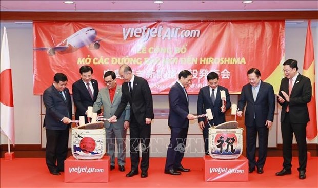 越南政府总理范明政出席河内市至日本广岛市直达航线公布仪式 hinh anh 2