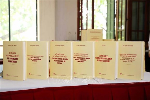 《社会主义理论和实践若干问题以及越南走向社会主义的道路》书籍七种语言版本正式对外发布 hinh anh 1