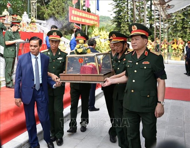 河静省为在老挝牺牲的10名烈士举行追悼会 hinh anh 1