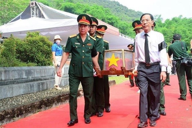 清化省为在老挝牺牲的16名烈士举行追悼会和安葬仪式 hinh anh 1