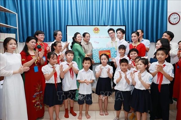 6·1国际儿童节：范明政总理到特殊教育学校看望特殊儿童 hinh anh 2