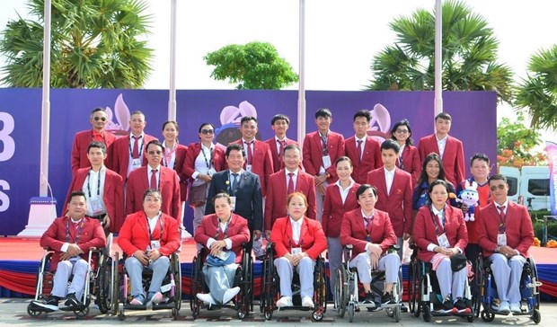 第12届东盟残疾人运动会体育代表团升旗仪式在柬埔寨举行 hinh anh 2
