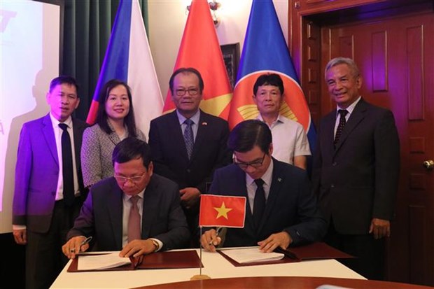 旅欧越南协会联合会与孙德胜大学签署合作协议 hinh anh 1