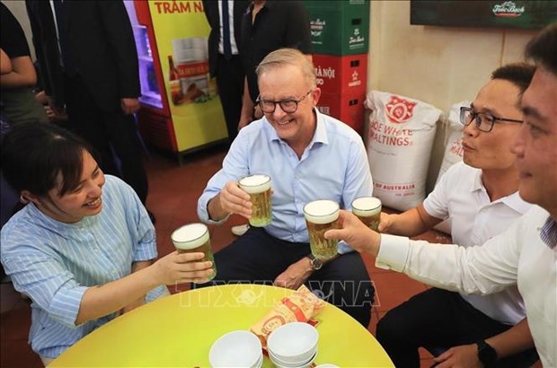 澳大利亚总理安东尼·阿尔巴尼斯喝河内啤酒品尝河内传统面包 hinh anh 5