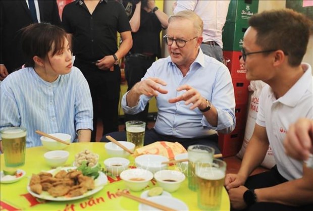 澳大利亚总理安东尼·阿尔巴尼斯喝河内啤酒品尝河内传统面包 hinh anh 4