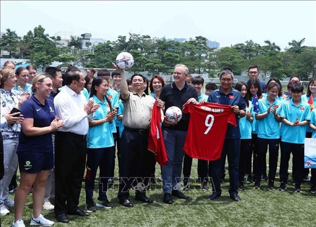 范明政总理和澳大利亚总理与两国女足队交流 hinh anh 1