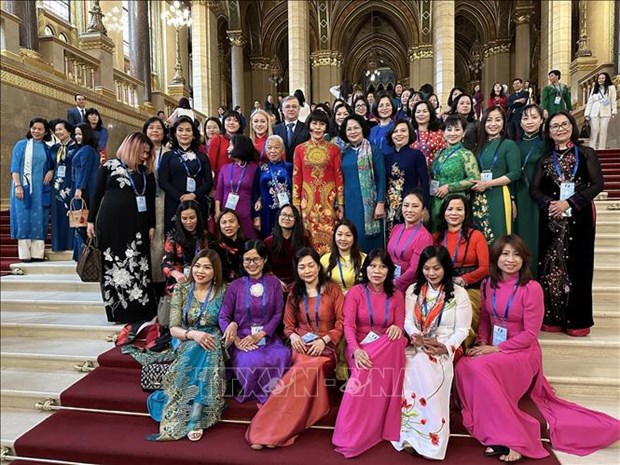 首届欧洲越南妇女论坛在匈牙利举行 hinh anh 2