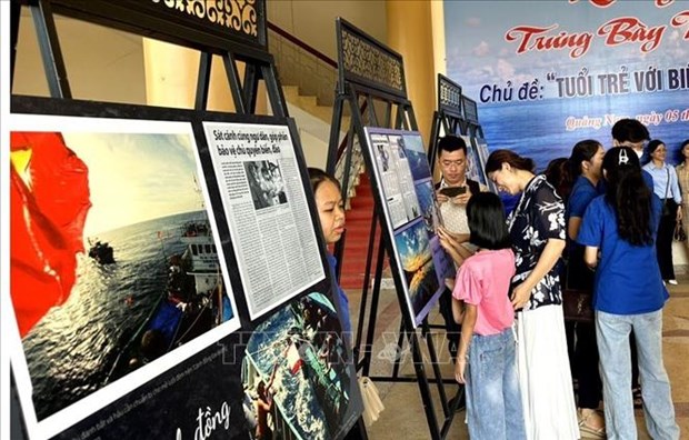 “青年与家乡海洋岛屿”的资料图片展在广南省举行 hinh anh 1