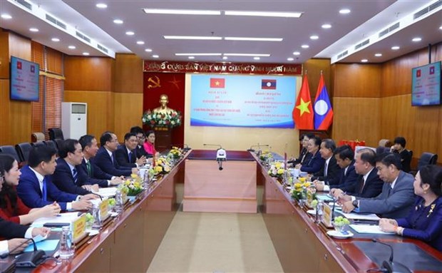 越南与老挝加强宗教事务管理工作经验交流与合作 hinh anh 1