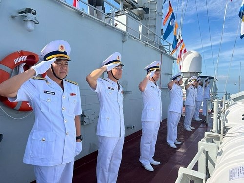越南海军军舰参加第四次科莫多多边海军演习的国际阅舰式 hinh anh 1