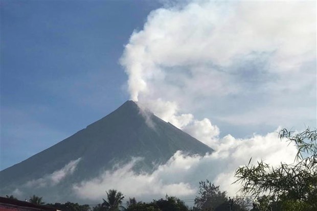 菲律宾因马荣火山爆发已疏散数千人 hinh anh 1