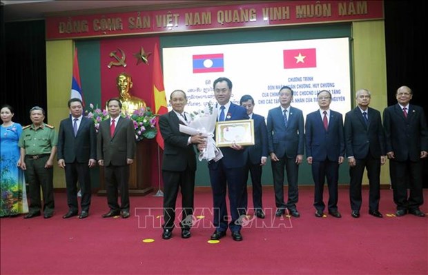 老挝向越南太原省集体和个人颁发国家勋章和徽章 hinh anh 1