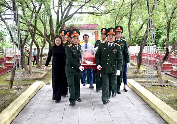 在老挝牺牲的越南烈士遗骸交接迎回安葬活动在安沛省举行 hinh anh 1