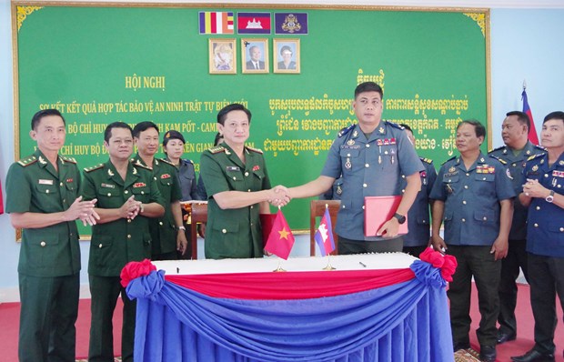 越南坚江省与柬埔寨贡布省加强配合维护边境地区的安全和社会秩序 hinh anh 1