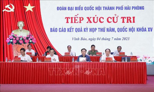 越南国会主席王廷惠在海防市永宝县开展选民接待活动 hinh anh 1
