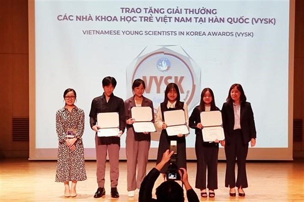 韩国越南青年科学家分享新研究成果 hinh anh 2