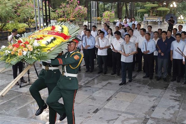 越南国会主席王廷惠在广治省向英烈们进香献花 hinh anh 1