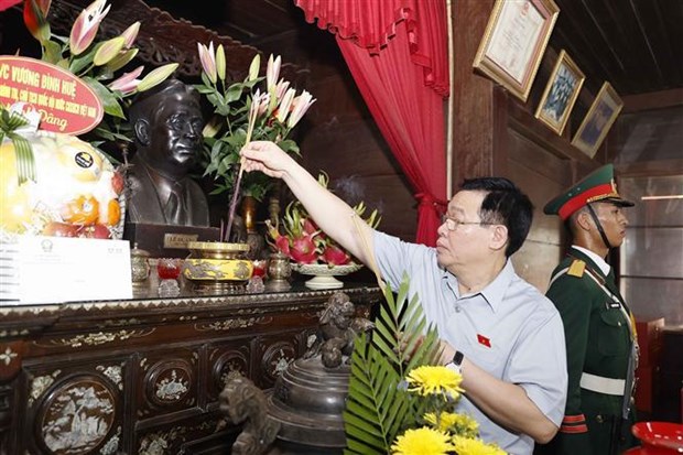 越南国会主席王廷惠在广治省向英烈们进香献花 hinh anh 2