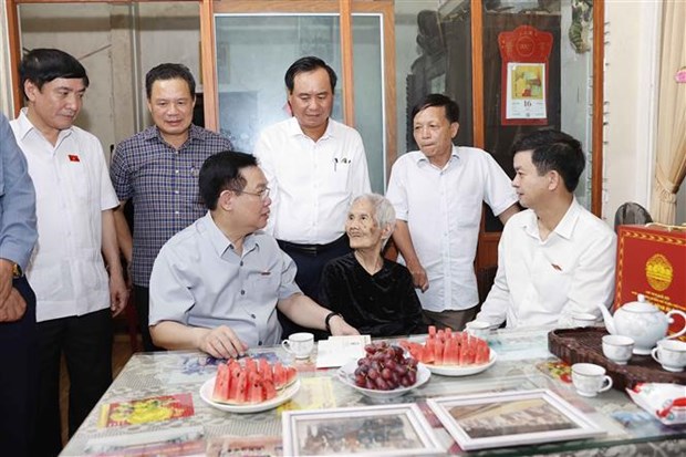 越南国会主席王廷惠在广治省向英烈们进香献花 hinh anh 3