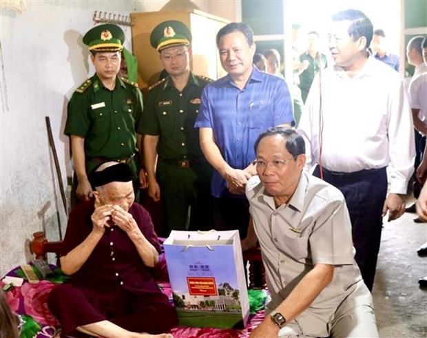 国会副主席陈光方看望高平省伤残军人和烈士家属并向其赠送礼物 hinh anh 2