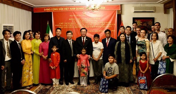 越南国会主席王廷惠走访慰问越南驻伊朗大使馆和旅伊越南人社群 hinh anh 2