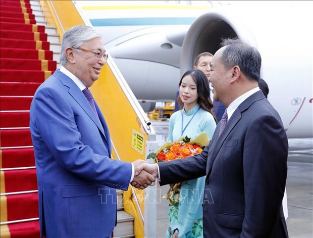 哈萨克斯坦总统抵达河内 开始对越南进行正式访问 hinh anh 1