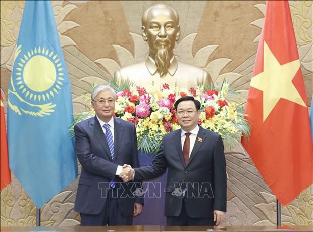 越南国会主席王廷惠会见哈萨克斯坦总统托卡耶夫 hinh anh 1