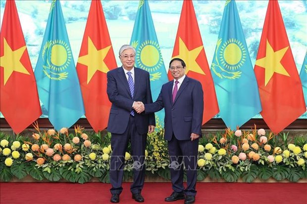 越南政府总理会见哈萨克斯坦总统托卡耶夫 hinh anh 1