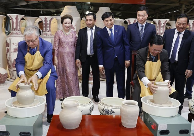 越南国家主席武文赏与哈萨克斯坦总统托卡耶夫参观朱豆陶瓷村 hinh anh 2