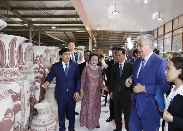 越南国家主席武文赏与哈萨克斯坦总统托卡耶夫参观朱豆陶瓷村 hinh anh 1