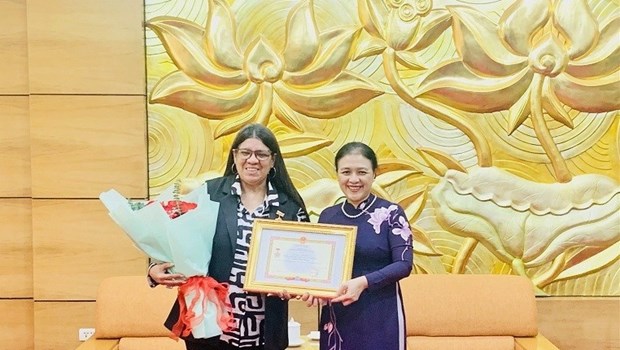委内瑞拉驻越南大使塔蒂亚娜·普格·莫雷诺荣获越南友好组织联合会的最高荣誉纪念章 hinh anh 1
