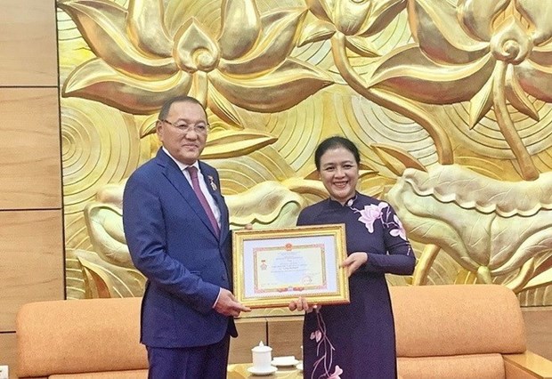 越南向哈萨克斯坦驻越大使授予和平友谊奖章 hinh anh 1
