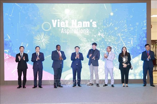 全球青年议员大会：“越南渴望”展览会正式开幕 hinh anh 1